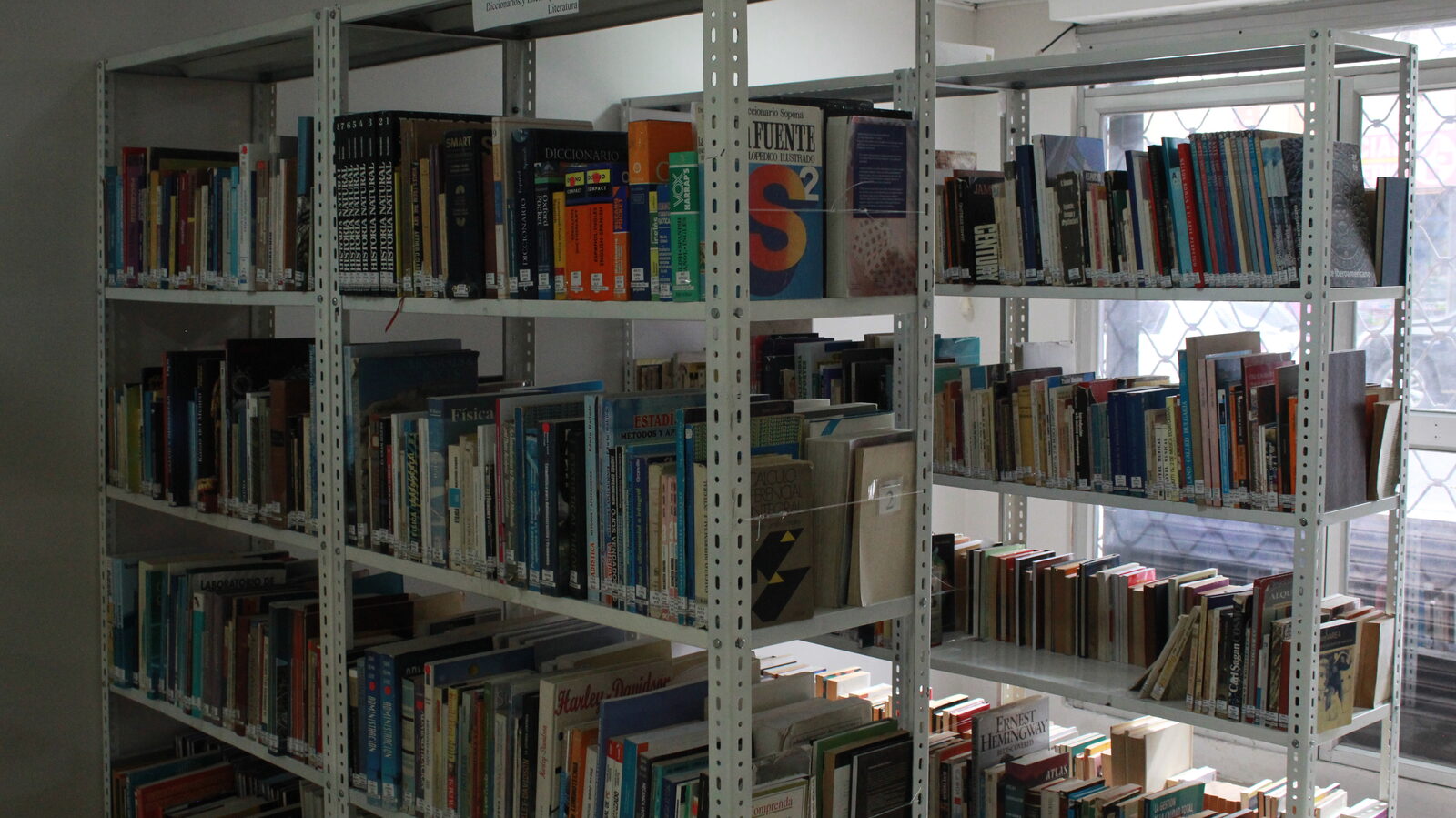 Colección física de la biblioteca ISPADE