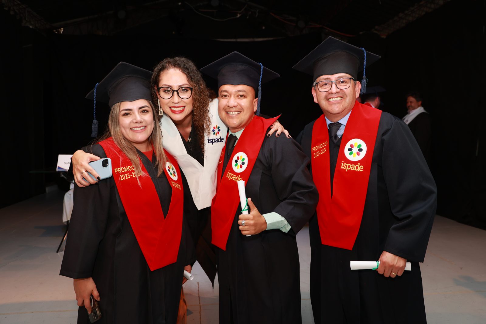 Graduados del ISPADE celebran juntos su incorporación con birrete y banda
